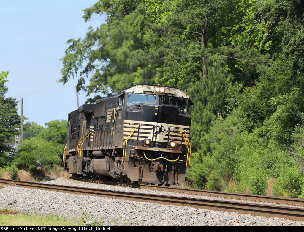 NS 1811 leads train 350 around the curve at Fetner